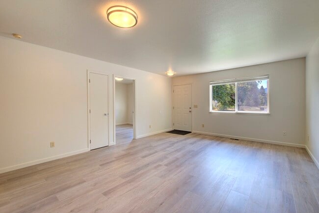 Building Photo - 202 W 19th Ave