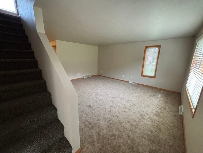 Building Photo - 3222 Lakeview Dr