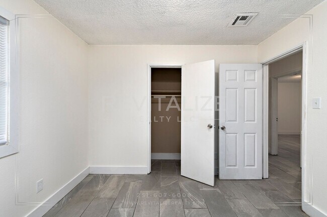 Building Photo - 3 BR 2 BA Home with Fenced Yard & Carport