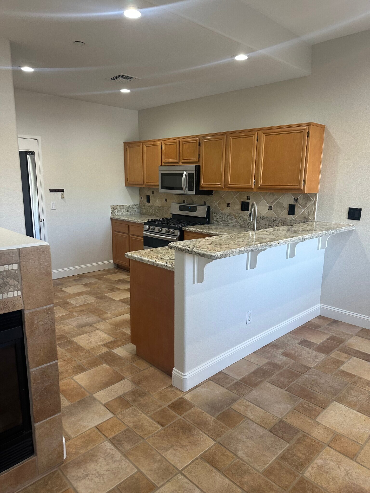 Granite countertop and stainless steel - 6162 Citracado Cir