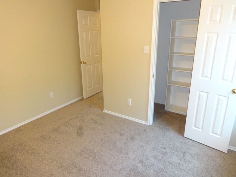 Building Photo - 2012 Cone Flower Dr