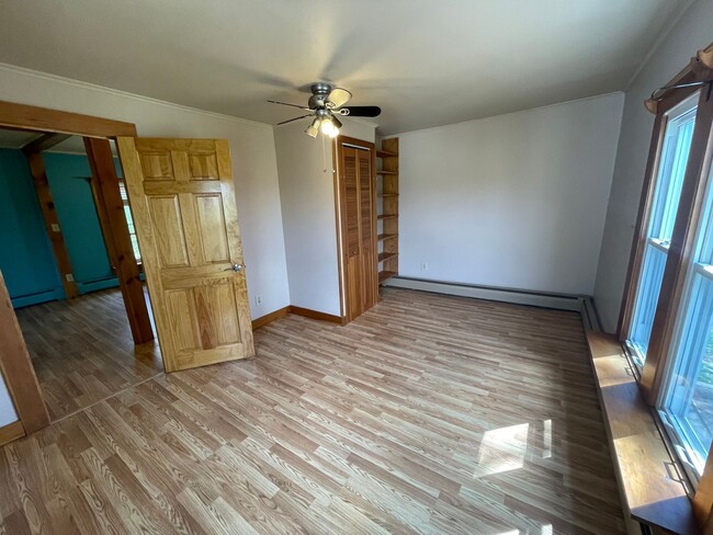 Building Photo - Colorful, eclectic 3-bedroom house in Pitt...