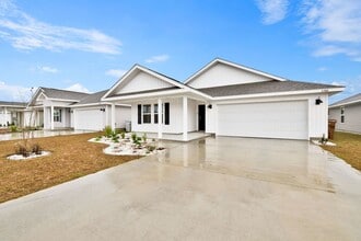 Building Photo - Spacious 5 Bedroom Home with Community Pool
