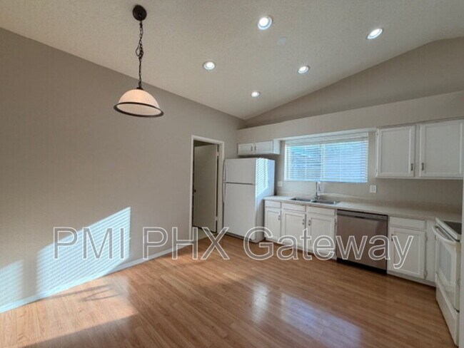 Building Photo - 5135 E Evergreen St