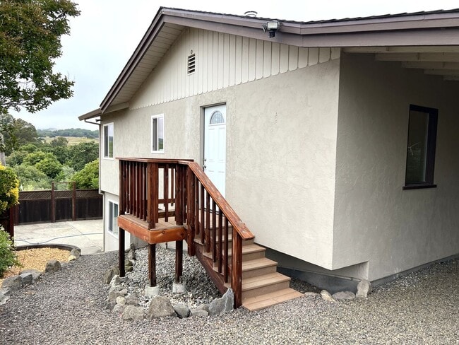 Building Photo - Country Home