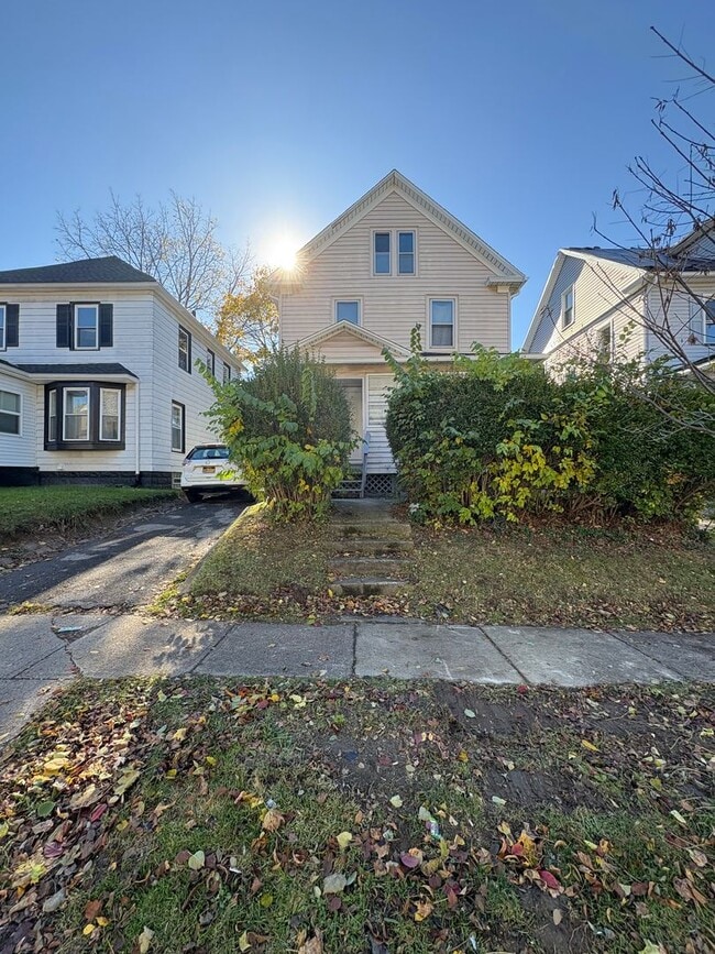 Building Photo - Three Bedroom Single Family Home!