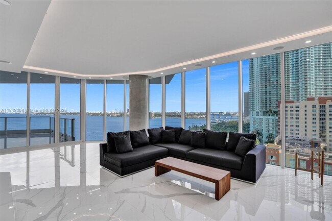 Building Photo - 2020 N Bayshore Dr