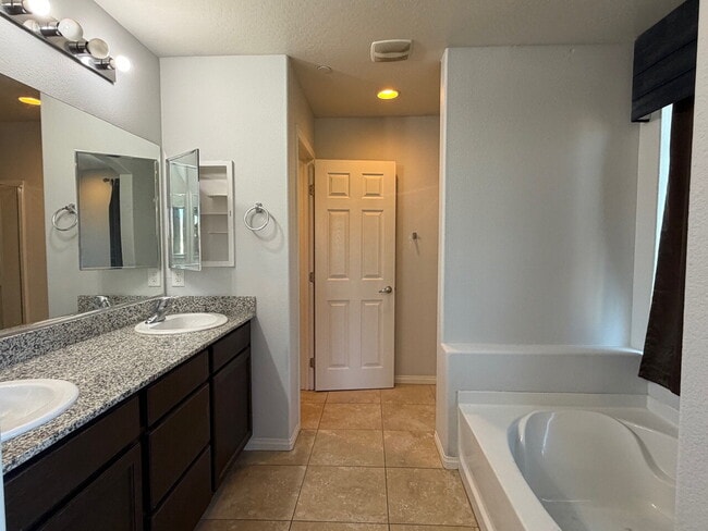 Building Photo - 4 BED 2.5 BATH 2 CAR GARAGE SINGLE FAMILY HOME W/ FULLY LANDSCAPED BACKYARD. THIS WAS FORMER MODE...