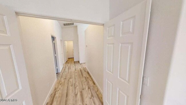 Building Photo - 4445 E Meadow Dr