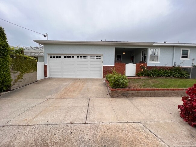 Building Photo - 3B/3B LUXURY Remodeled Home! w/ Garage! Large Fenced Backyard! Bike to the Beach!