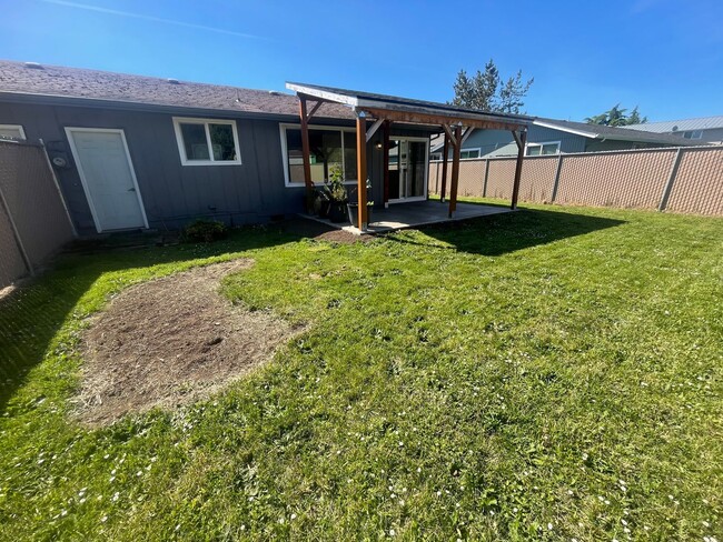 Building Photo - Charming 2 Bedroom Duplex With Fenced Yard...