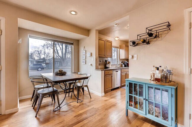 Building Photo - 1370 Xanthia St