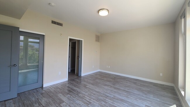 Building Photo - 2 Bedroom Condo located in Park House.