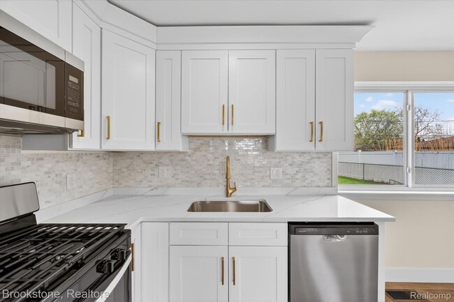 Building Photo - 30428 Iroquois Dr
