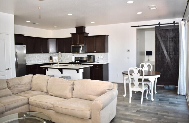 Building Photo - Stunning 3-Bedroom, 2.5-Bathroom Home for ...