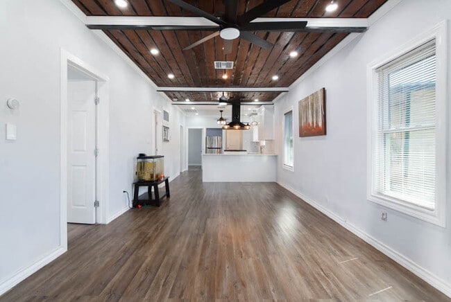 Primary Photo - 560 W Highland Blvd