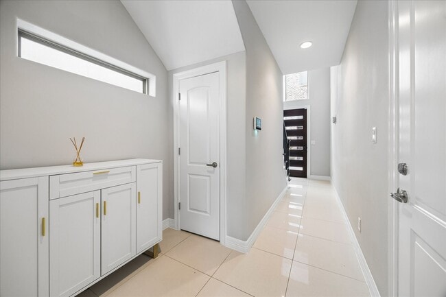 Building Photo - 1613 Crockett St