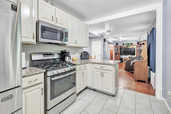 Building Photo - 18 Vose St