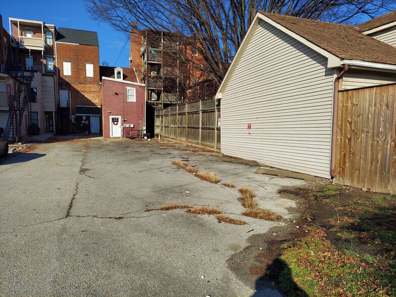 Building Photo - 264 W Market St