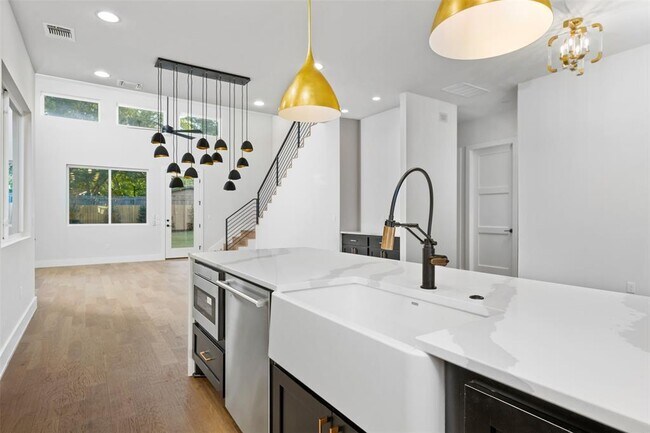 Building Photo - 407 El Paso St