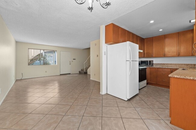 Building Photo - Spacious 3-Bedroom Townhome Near UCSD & UT...