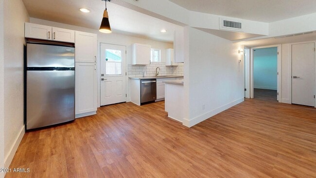 Building Photo - Remodeled 2 bedroom 1 bath!