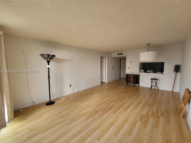 Primary Photo - 9360 Fontainebleau Blvd