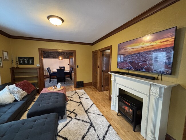 Building Photo - 717 S Fairview St