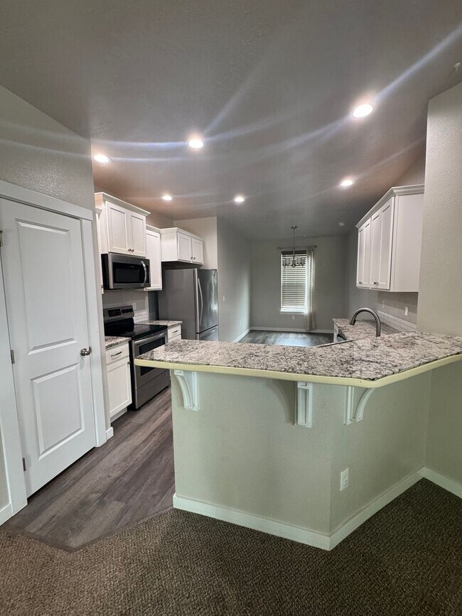 Building Photo - New on Market! Close to Freeway and Shopping!