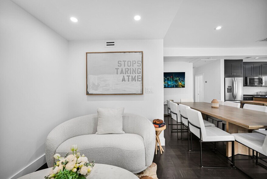 Building Photo - 150 NE 50th Ter