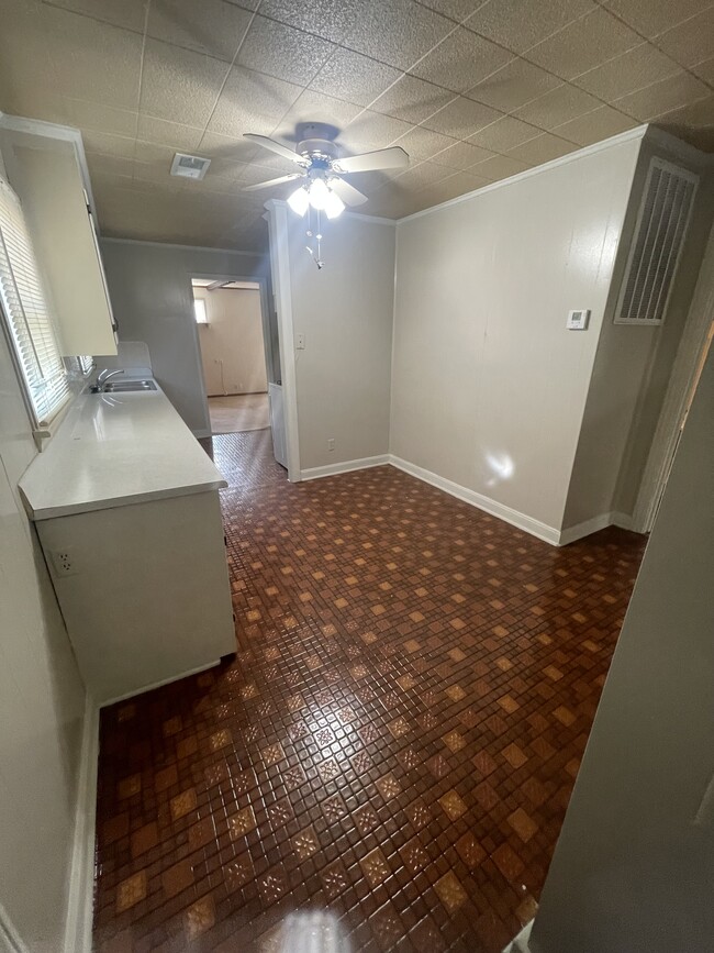 Dining area - 106 Courtland St