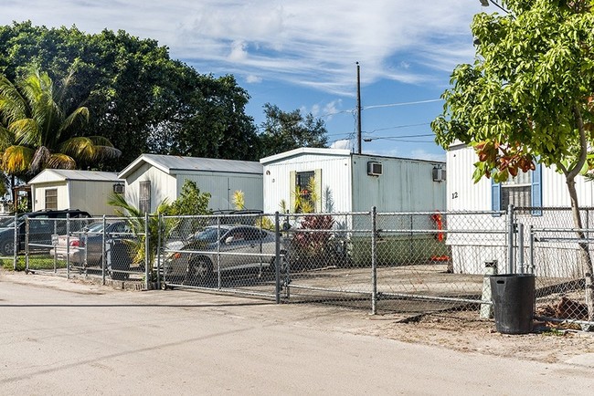 Building Photo - Palm Lakes Mobile Home Park