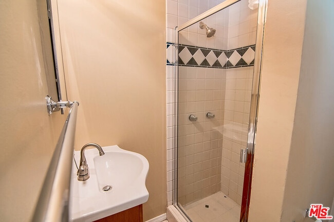 Building Photo - 1071 Cloverdale Ave