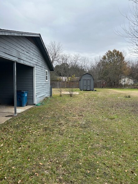 Building Photo - 712 N Wright Ave