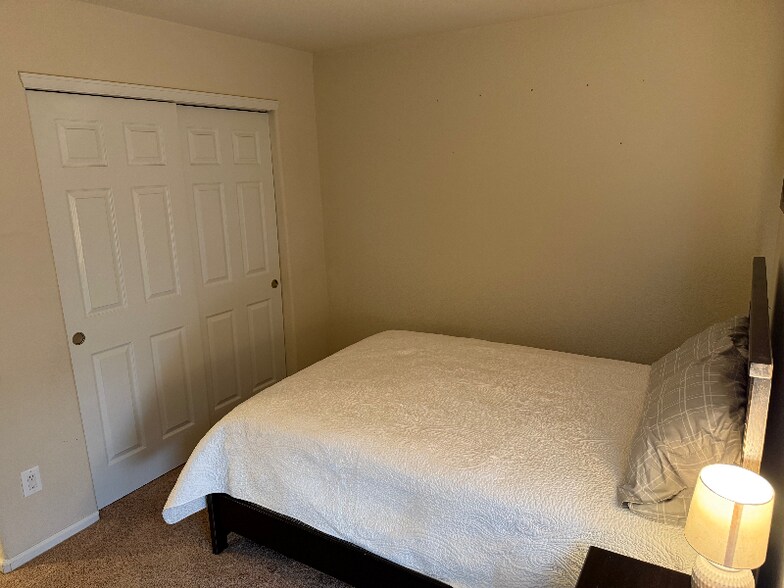 Building Photo - 721 Waterglen Dr