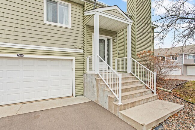 Building Photo - 3 bd, 2 bathroom, 2 car garage two level end unit town home