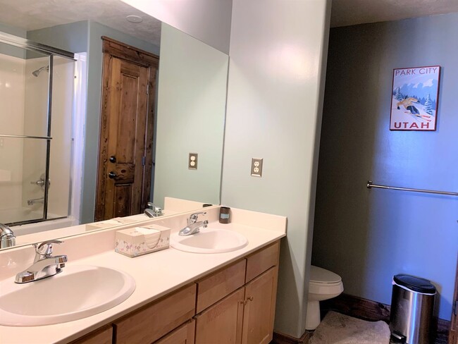 Building Photo - Perfectly Located Crestview Condo - Fully ...