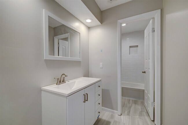 Building Photo - 20019 Legend Oak Dr