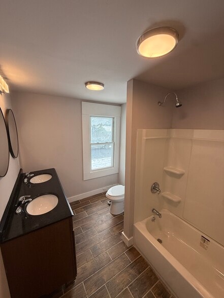 Building Photo - 184 Church St