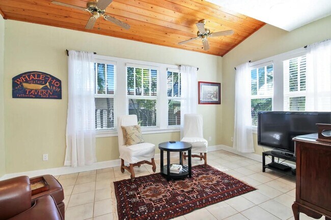 Building Photo - 607 Flamingo Dr