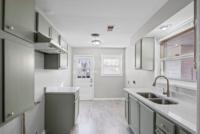 Building Photo - A BERCLAIR BEAUTY!!!