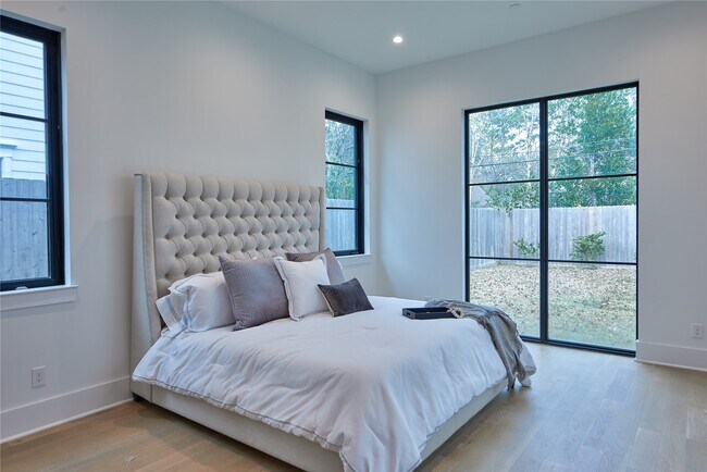 Building Photo - 8926 Croes Dr