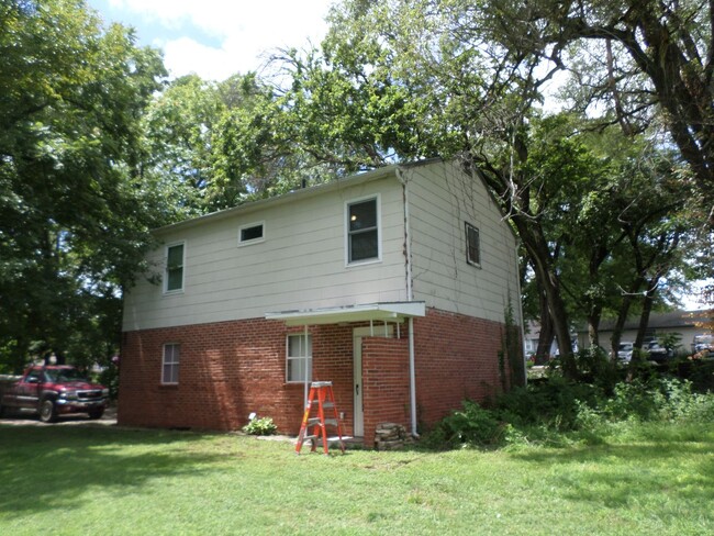 Building Photo - 2 Bedroom Hide-Away!