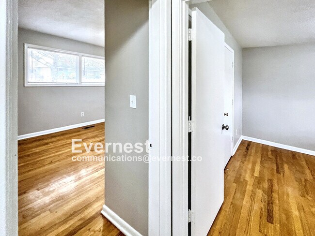 Building Photo - 4905 Eastwood Dr