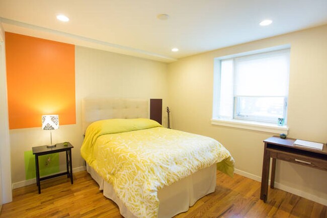 Building Photo - 2-bedroom Condo with Open Floor Plan and v...