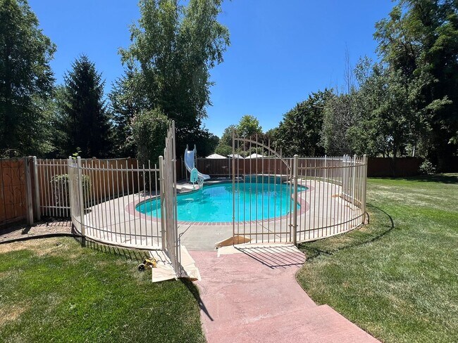 Building Photo - Beautiful 4 bed 3.5 bath home in Eagle jus...