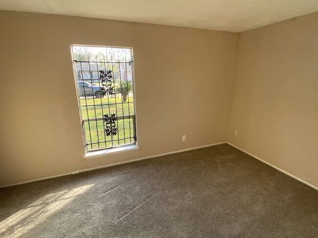 Building Photo - 10818 Carlton Dr