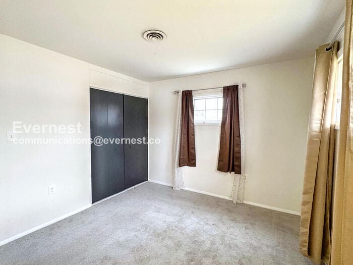 Building Photo - 9 Country Club Dr