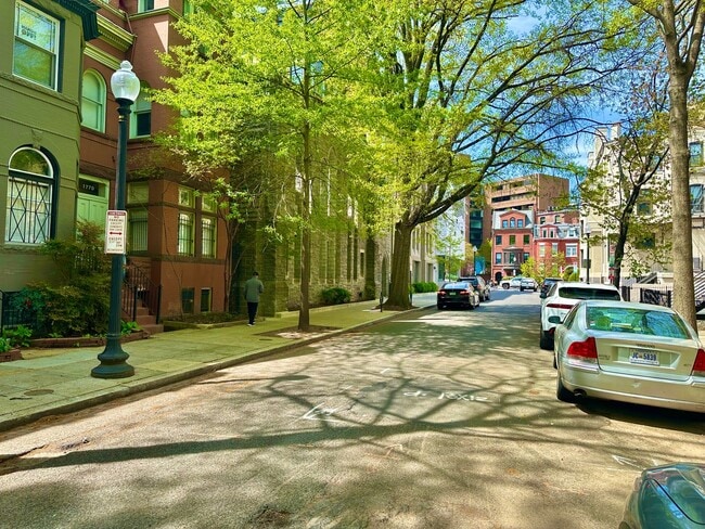 Building Photo - Dupont's Tree Lined Church Street 2 bedroom/1Bath Condo with Deck and Parking!
