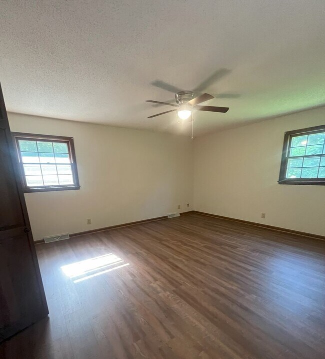 Building Photo - Charming Family Home in Desirable Johnson ...